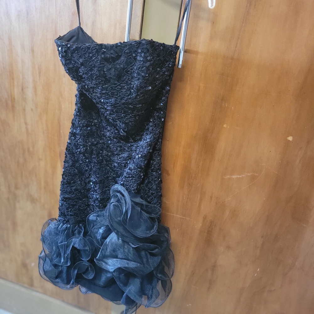 Elegant Black Strapless Dress with Ruffle Hem